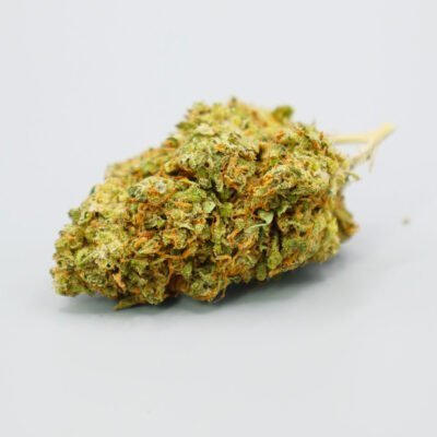 Cogollo de CBD Lemon Kush Pop Indoor con tonos verdes y pistilos naranjas, variedad cultivada en interior.