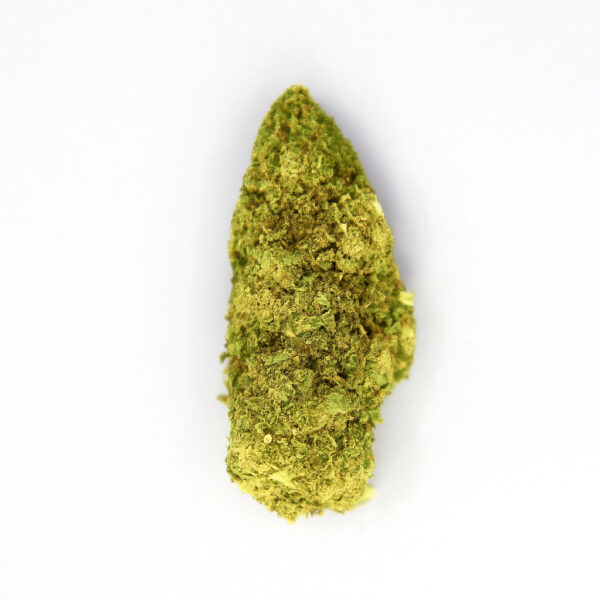 Cogollo de CBD variedad AK47 Indoor sobre fondo blanco.