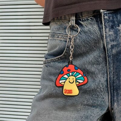 denim con llavero seta sonriente greenery 420 sobre fondo metalico