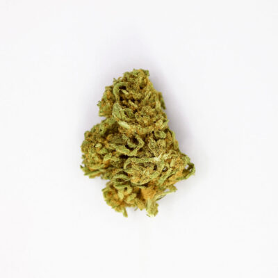 Cogollo de CBD variedad Skywalker sobre fondo blanco.